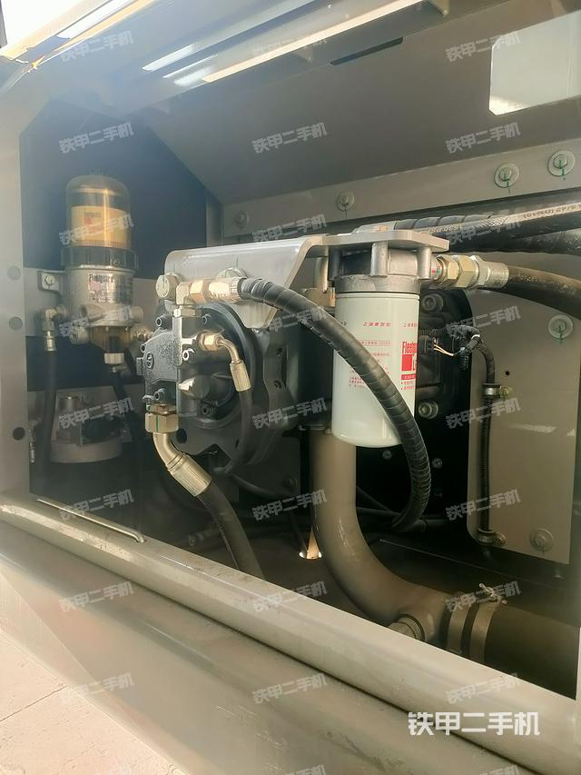 液壓泵艙室正面整體（整機外觀）