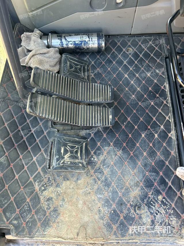 座椅右側(cè)控制臺(tái)/鑰匙門(mén)/油門(mén)/含右手柄（駕駛室部分）