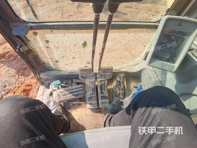 行走控制手柄和踏板?俯拍(駕駛室部分) 行走控制手柄和踏板?俯拍(駕駛室部分)