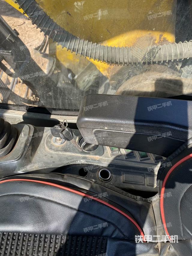 行走控制手柄和踏板?俯拍（駕駛室部分）