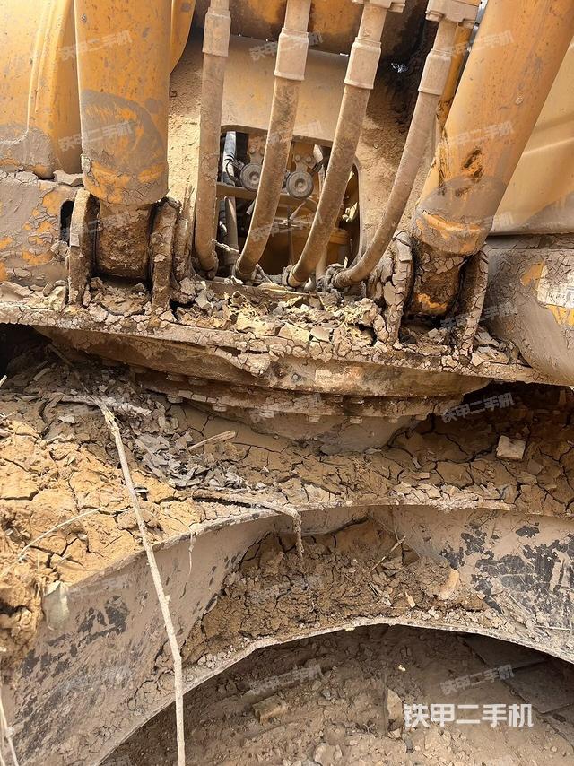 转盘和下车架正前(工作和回转装置) 转盘和下车架正前(工作和回转装置)