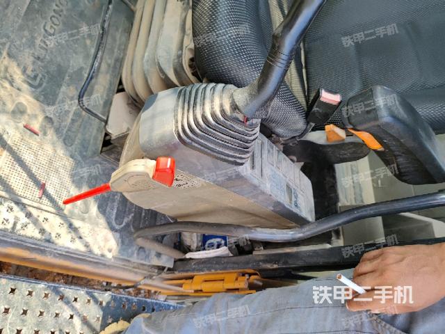 座椅左側(cè)控制臺/音響/含左手柄(駕駛室部分) 座椅左側(cè)控制臺/音響/含左手柄(駕駛室部分)