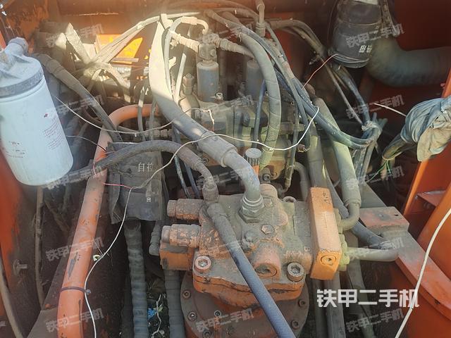 回轉(zhuǎn)馬達和主控閥(整機外觀) 回轉(zhuǎn)馬達和主控閥(整機外觀)