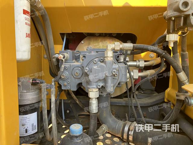 液壓泵艙室正面整體(整機(jī)外觀) 液壓泵艙室正面整體(整機(jī)外觀)