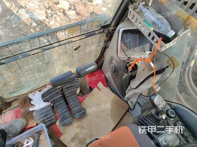 行走控制手柄和踏板?俯拍(駕駛室部分) 行走控制手柄和踏板?俯拍(駕駛室部分)