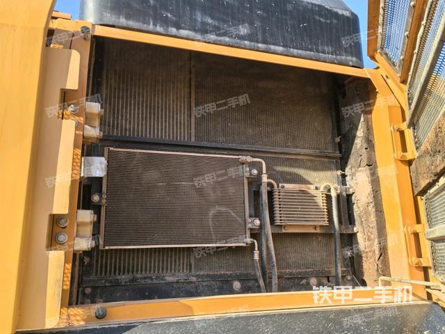 散熱器正面(大件艙室) 散熱器正面(大件艙室)