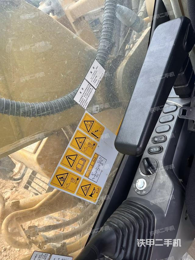 座椅右侧控制台/钥匙门/油门/含右手柄(驾驶室部分) 座椅右侧控制台/钥匙门/油门/含右手柄(驾驶室部分)