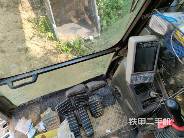 行走控制手柄和踏板?俯拍(駕駛室部分) 行走控制手柄和踏板?俯拍(駕駛室部分)