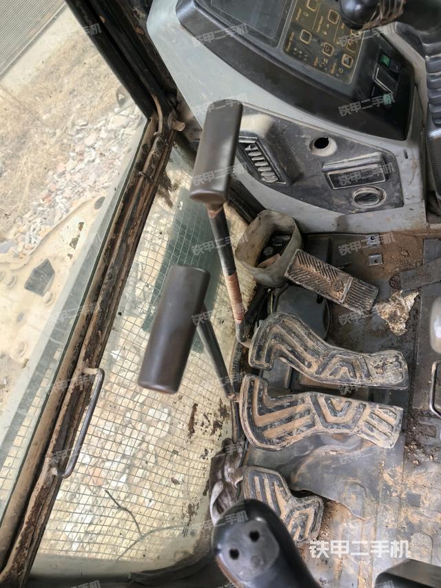 行走控制手柄和踏板?俯拍（駕駛室部分）