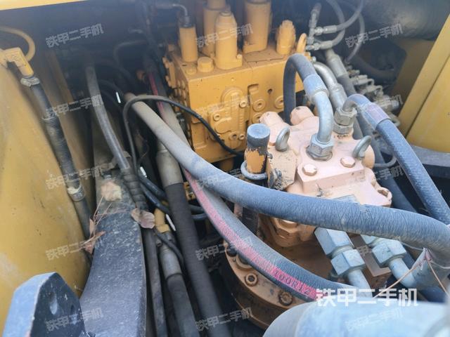 回轉馬達和主控閥(整機外觀) 回轉馬達和主控閥(整機外觀)