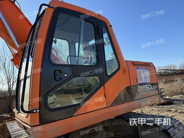 駕駛室頂部(整機(jī)外觀) 駕駛室頂部(整機(jī)外觀)