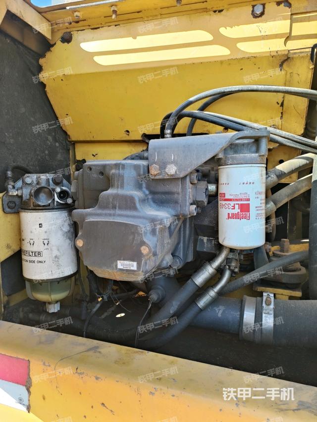 液壓泵艙室正面整體（整機外觀）