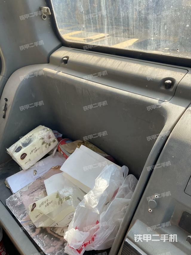 行走控制手柄和踏板?俯拍（駕駛室部分）