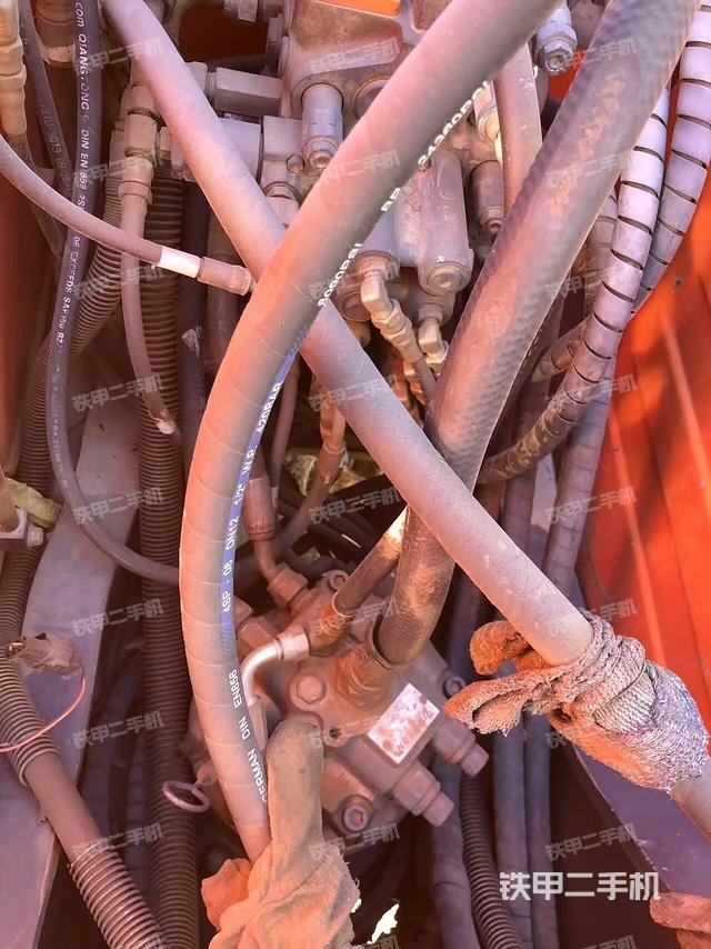 回轉(zhuǎn)馬達(dá)和主控閥（整機(jī)外觀）