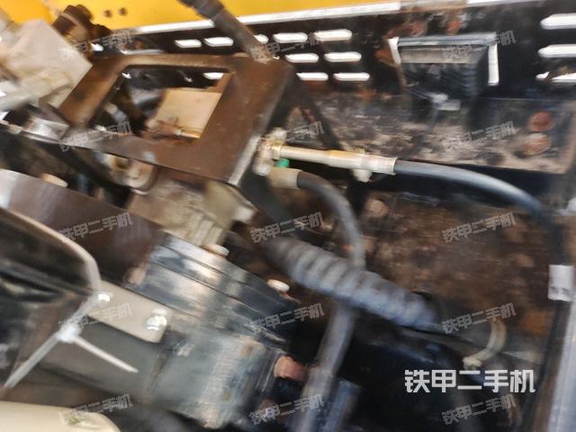 發(fā)動(dòng)機(jī)左側(cè)全景（壓路機(jī)發(fā)動(dòng)機(jī)艙）