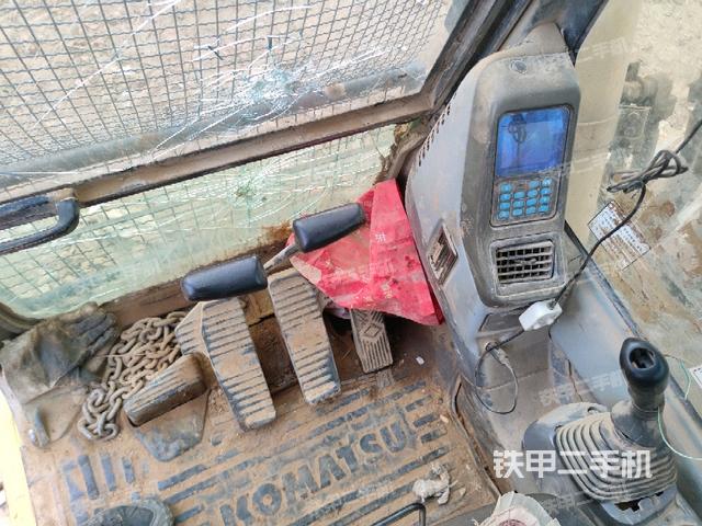 行走控制手柄和踏板?俯拍（駕駛室部分）