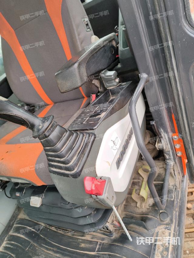 座椅左侧控制台/音响/含左手柄(驾驶室部分) 座椅左侧控制台/音响/含左手柄(驾驶室部分)