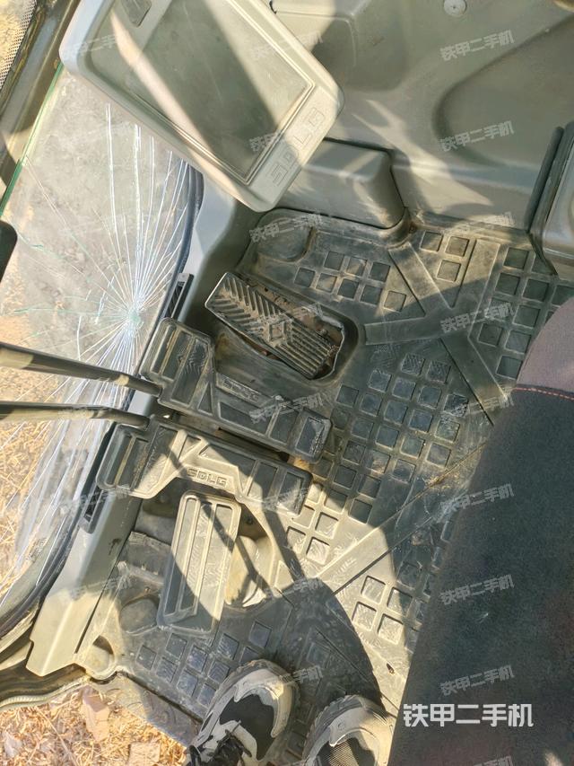 行走控制手柄和踏板?俯拍（駕駛室部分）