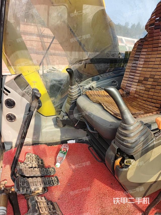 駕駛室整體(整機(jī)外觀) 駕駛室整體(整機(jī)外觀)