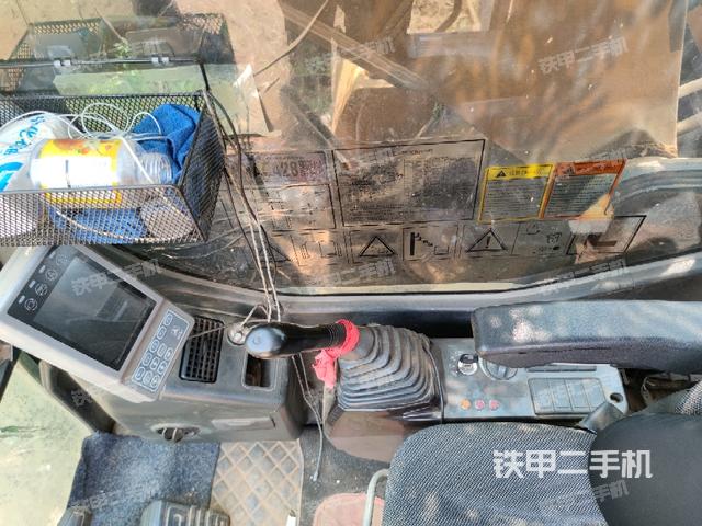 座椅右側(cè)控制臺/鑰匙門/油門/含右手柄(駕駛室部分) 座椅右側(cè)控制臺/鑰匙門/油門/含右手柄(駕駛室部分)