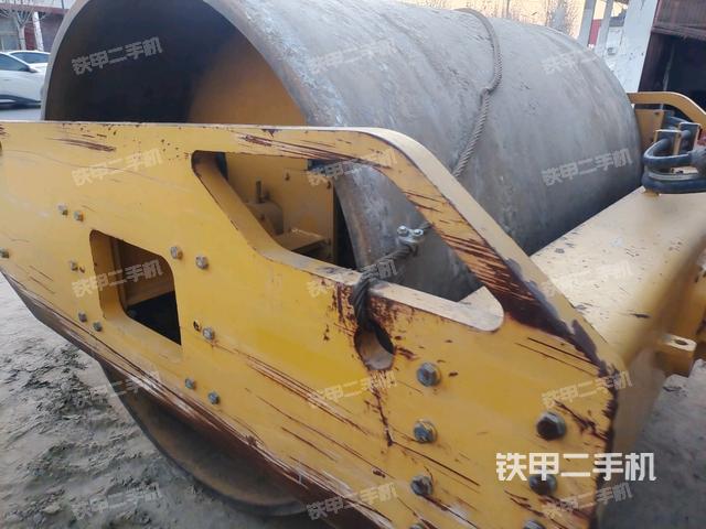 前輪右側(cè)減震塊連接及部件（壓路機(jī)前后車架）