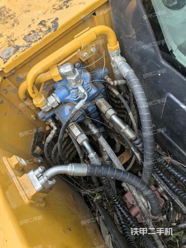 回轉(zhuǎn)馬達(dá)和主控閥（整機(jī)外觀）