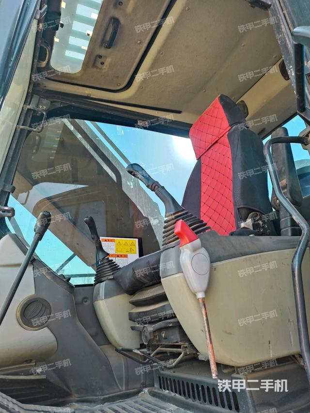 駕駛室頂部（整機外觀）