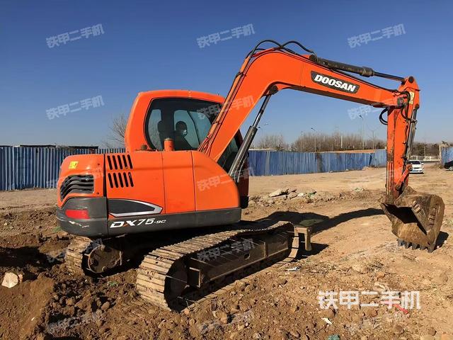 斗山DX75-9C挖掘机的设备实拍-第2张实拍照片