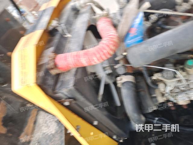 操作臺(tái)全景（壓路機(jī)駕駛室）