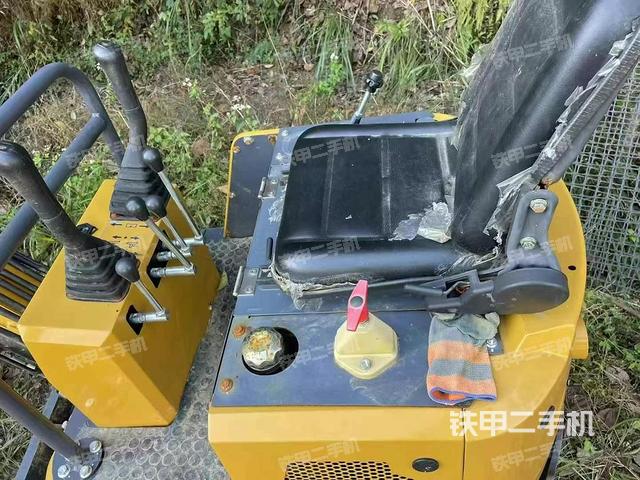 駕駛室整體(整機(jī)外觀) 駕駛室整體(整機(jī)外觀)