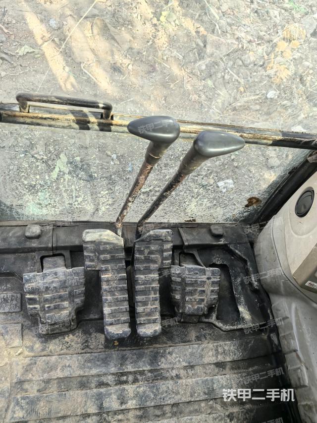 行走控制手柄和踏板?俯拍(駕駛室部分) 行走控制手柄和踏板?俯拍(駕駛室部分)