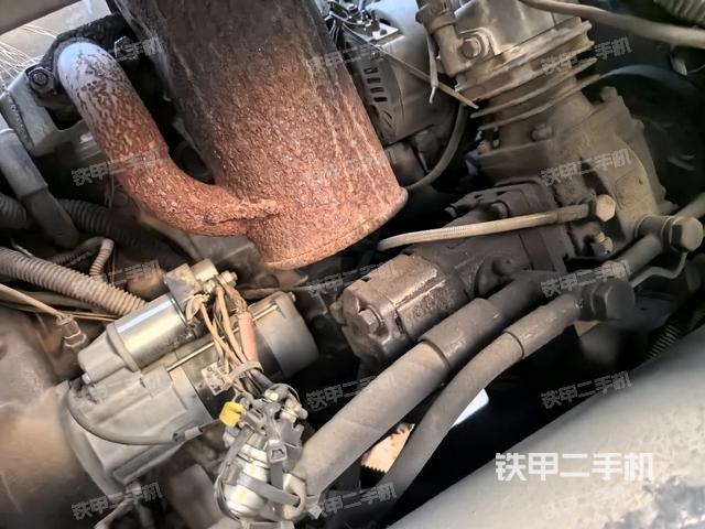 液壓泵艙室正面整體(整機外觀) 液壓泵艙室正面整體(整機外觀)