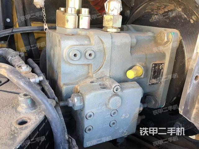 液壓泵艙室正面整體（整機外觀）