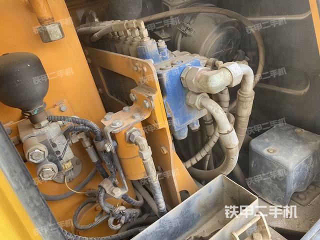 回轉(zhuǎn)馬達(dá)和主控閥（整機(jī)外觀）