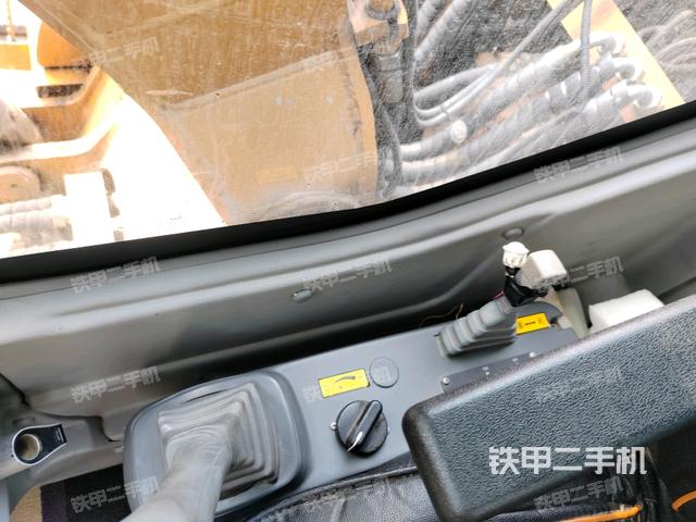 座椅右側控制臺/鑰匙門/油門/含右手柄(駕駛室部分) 座椅右側控制臺/鑰匙門/油門/含右手柄(駕駛室部分)