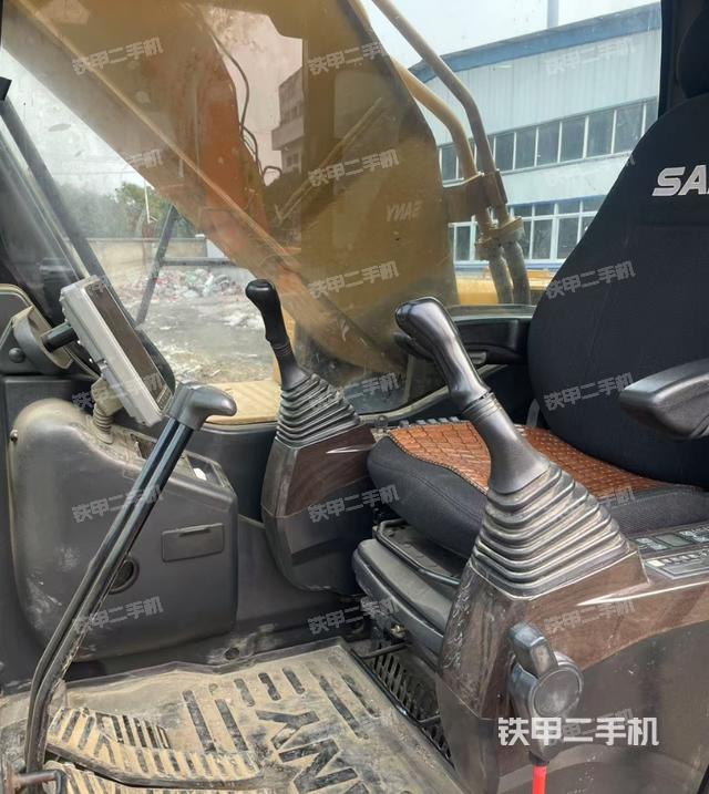 駕駛室整體(整機(jī)外觀) 駕駛室整體(整機(jī)外觀)
