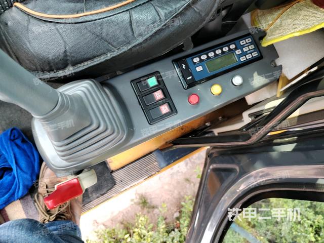 座椅左側控制臺/音響/含左手柄(駕駛室部分) 座椅左側控制臺/音響/含左手柄(駕駛室部分)