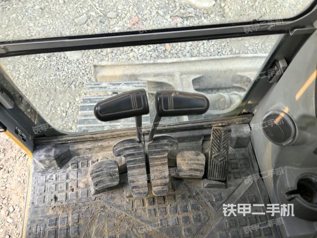 行走控制手柄和踏板?俯拍（駕駛室部分）