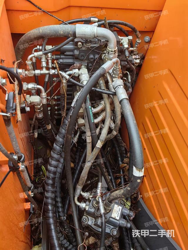 回轉馬達和主控閥(整機外觀) 回轉馬達和主控閥(整機外觀)