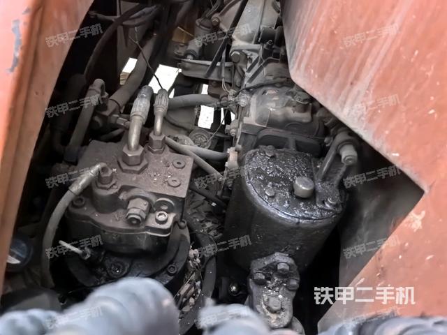 回轉馬達和主控閥(整機外觀) 回轉馬達和主控閥(整機外觀)