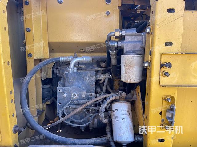液壓泵艙室正面整體(整機外觀) 液壓泵艙室正面整體(整機外觀)