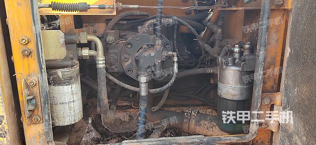 液壓泵艙室正面整體（整機外觀）