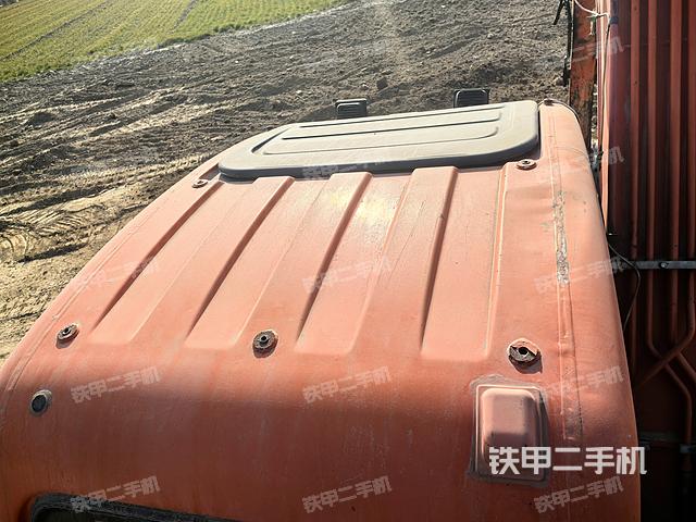 駕駛室頂部(整機(jī)外觀) 駕駛室頂部(整機(jī)外觀)