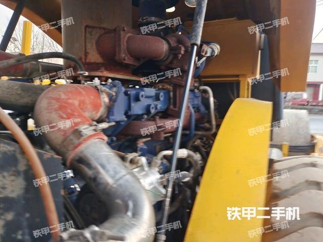 發(fā)動機(jī)上部全景（壓路機(jī)發(fā)動機(jī)艙）