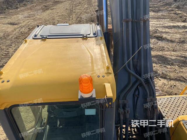 駕駛室頂部（整機外觀）