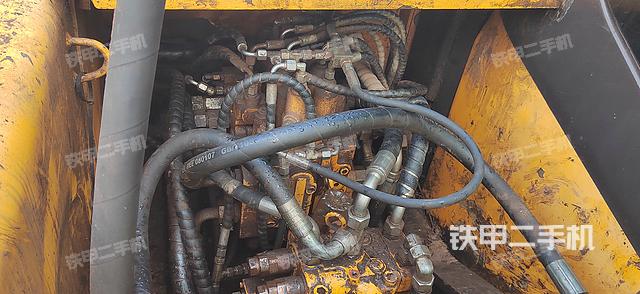 回轉(zhuǎn)馬達(dá)和主控閥（整機外觀）