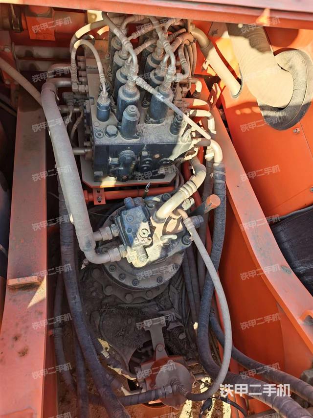 回轉(zhuǎn)馬達(dá)和主控閥（整機(jī)外觀）