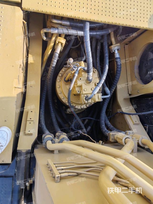 回轉(zhuǎn)馬達和主控閥(整機外觀) 回轉(zhuǎn)馬達和主控閥(整機外觀)