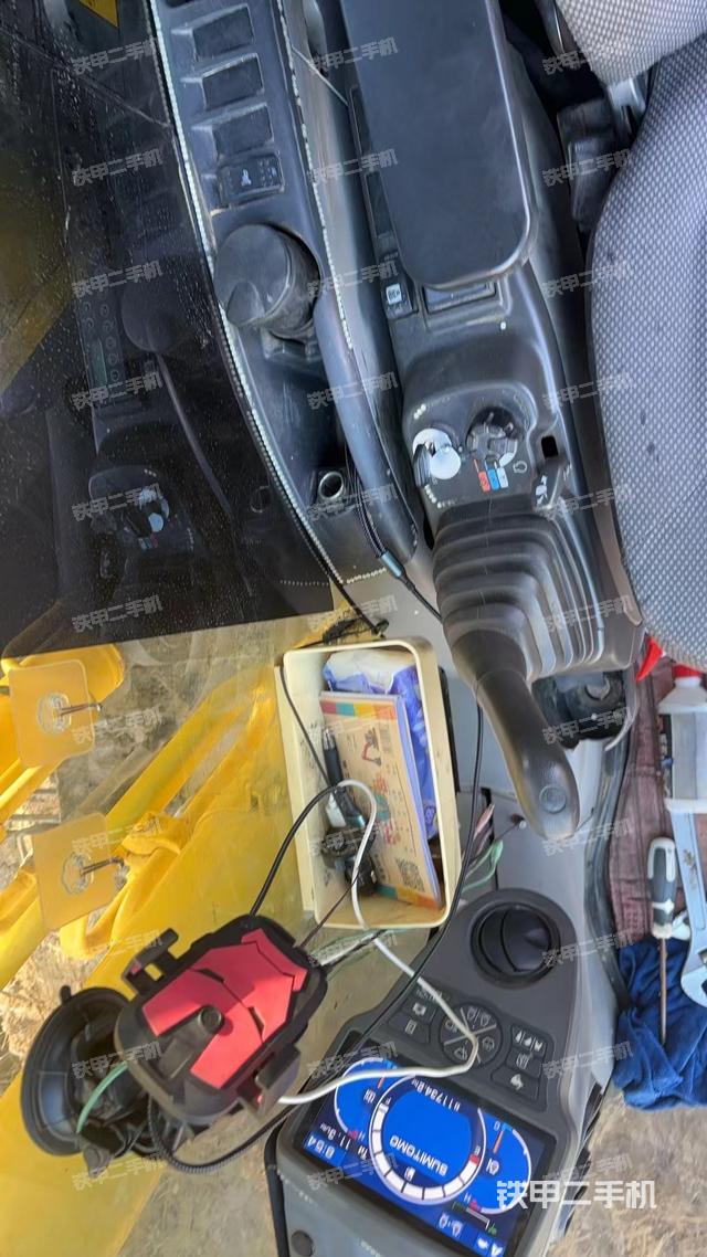 駕駛室整體(整機(jī)外觀(guān)) 駕駛室整體(整機(jī)外觀(guān))