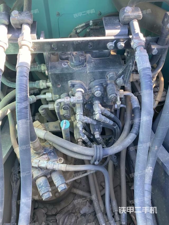 回轉(zhuǎn)馬達(dá)和主控閥（整機(jī)外觀）